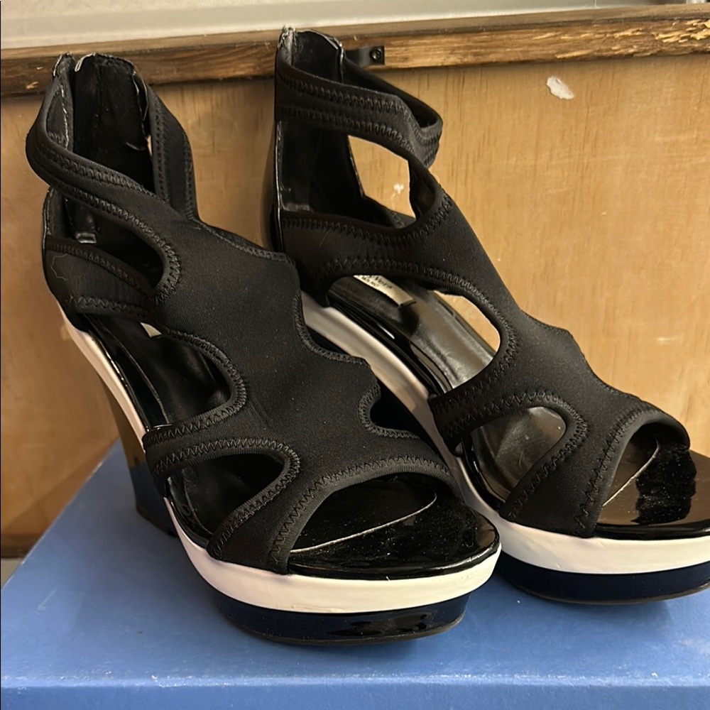 Black Women's Cutout Wedge Sandals